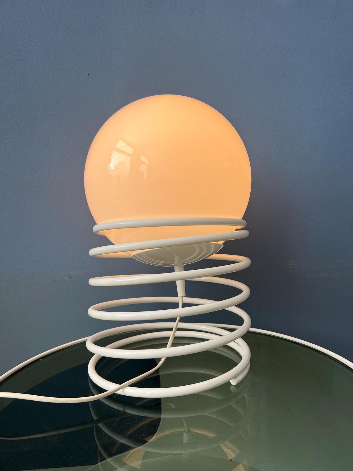 Grote Mid Century Tafelamp Van Opaline Melkglas Met Spiraalvoet