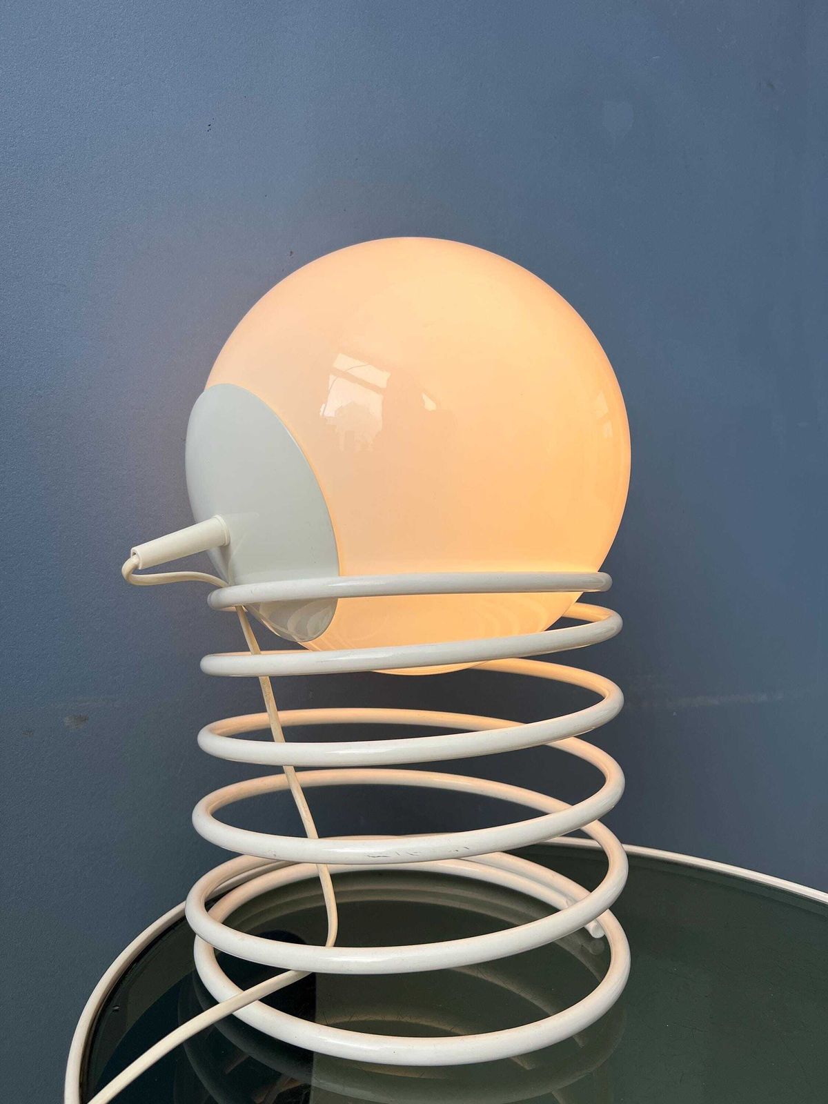 Grote Mid Century Tafelamp Van Opaline Melkglas Met Spiraalvoet photo furniture