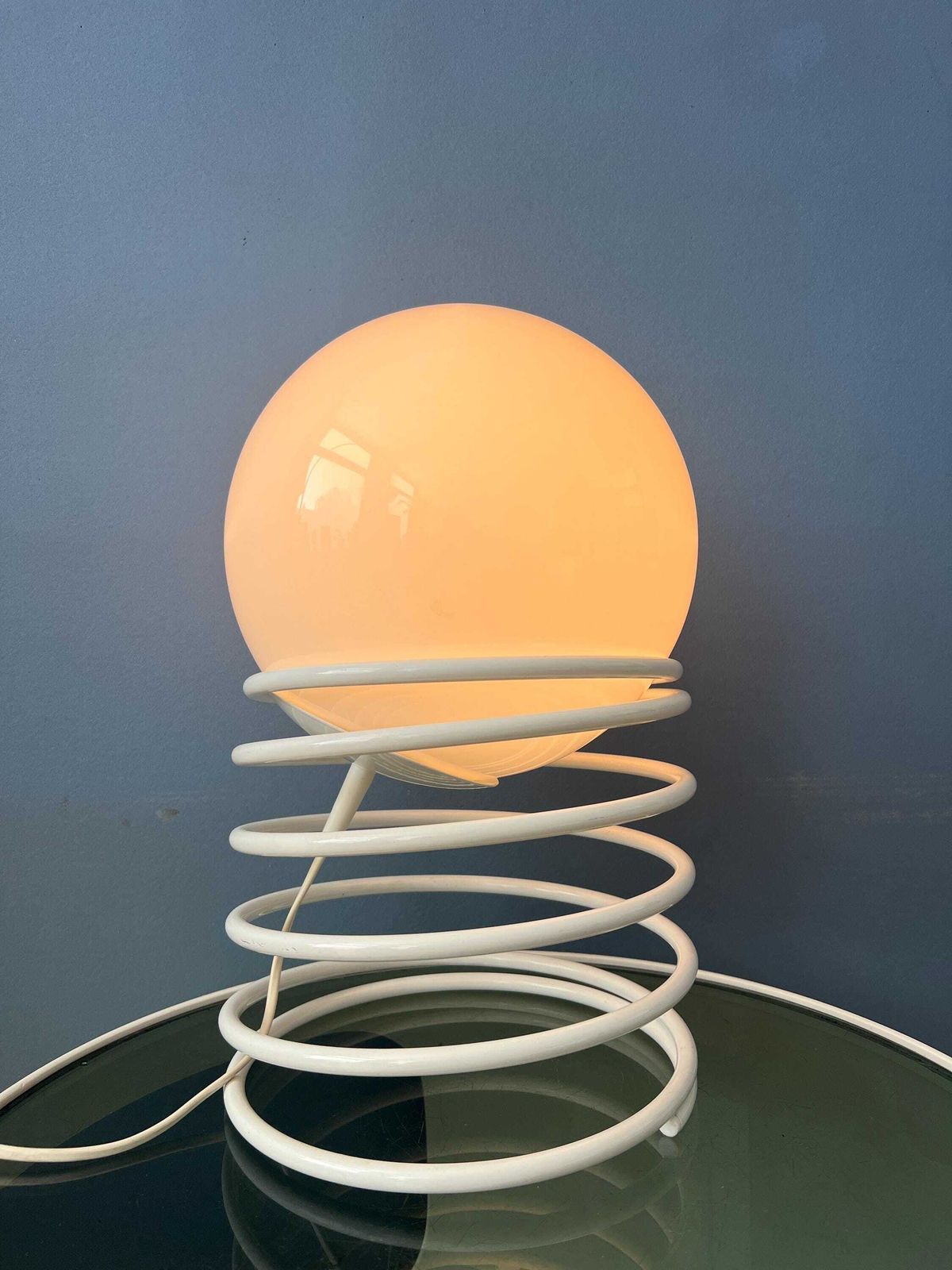 Grote Mid Century Tafelamp Van Opaline Melkglas Met Spiraalvoet photo Verlichting