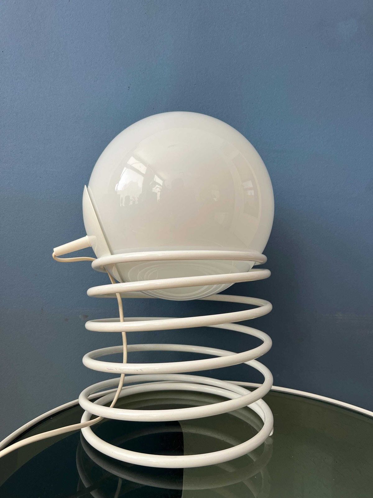 Grote Mid Century Tafelamp Van Opaline Melkglas Met Spiraalvoet photo vinterior