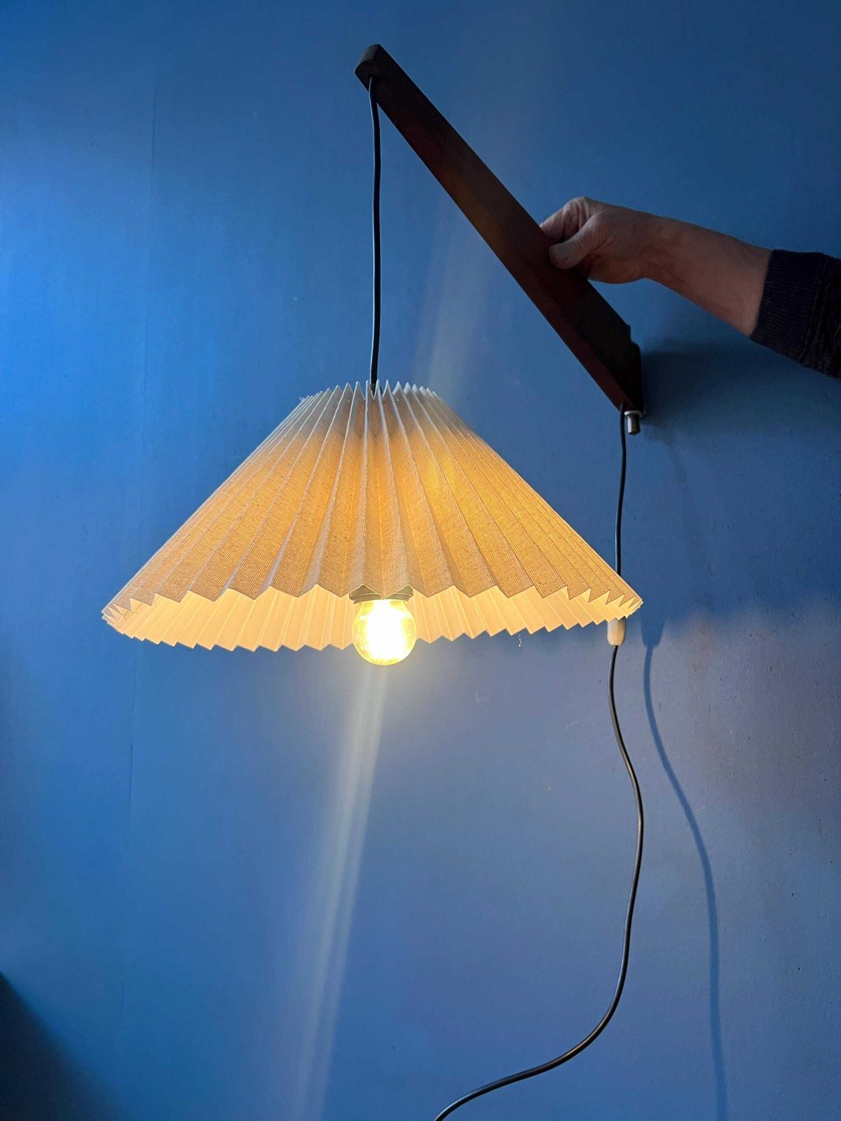 Mid Century Teakhouten Hengellamp Met Geplooide Kap photo Verlichting
