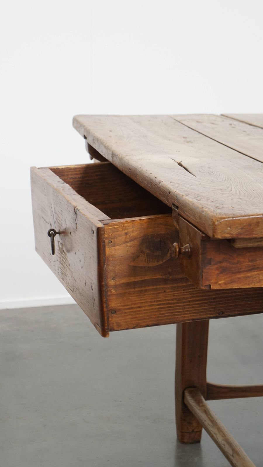 photo vintage Karaktervolle En Praktische Antieke Vierkante Eettafel Van Iepenhout