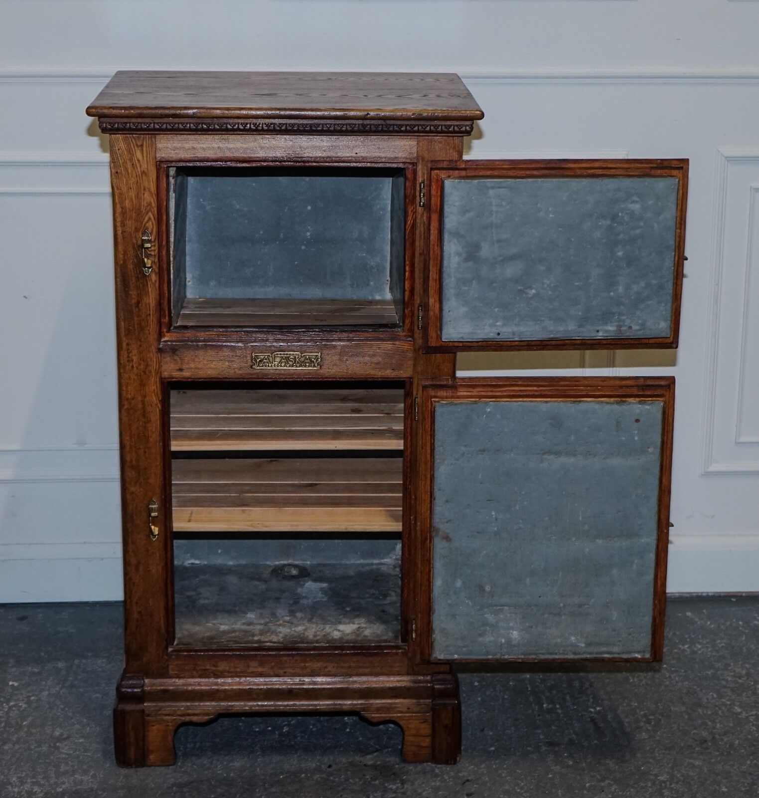 photo vinterior Circa 1900's Large North American Alaska Muskegon Oak Larder Ice Box Collectable