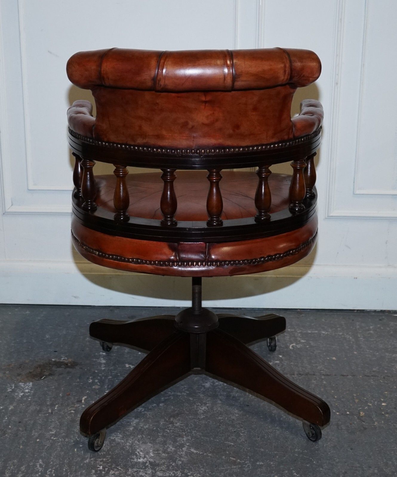 photo vintage Antique Hand Dyed Brown Leather Chesterfield Captains Office Swivel Armchair