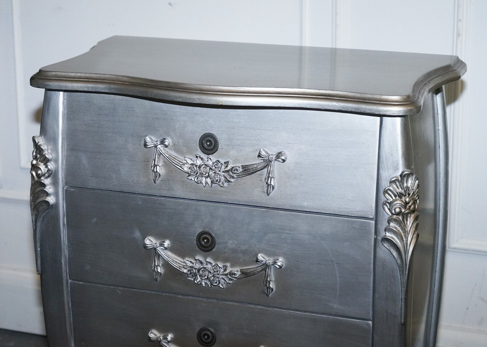 photo furniture Lovely French Grey Silver Baroque Style 3 Drawer Bedside Tables Chest Of Drawers