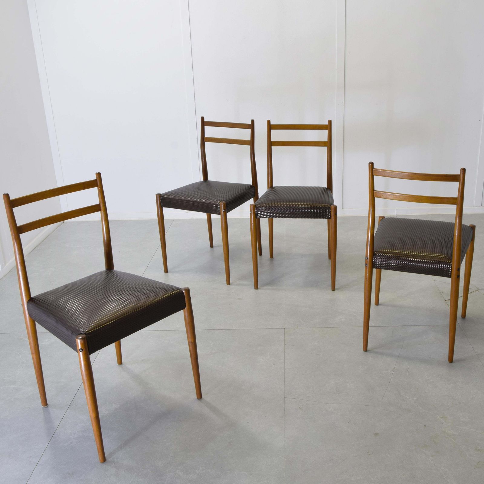 Fratelli Reguitti Set Of Gio Ponti Chairs. photo furniture