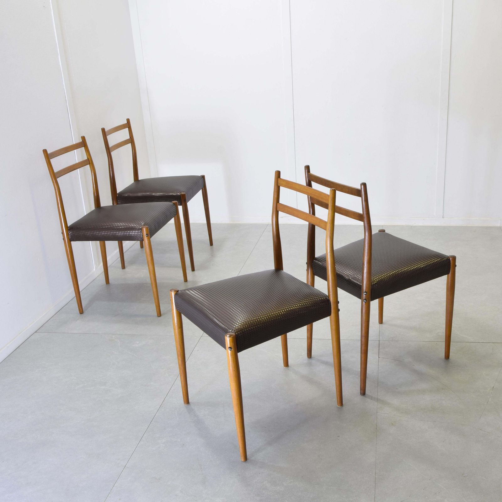 photo furniture Fratelli Reguitti Set Of Gio Ponti Chairs.