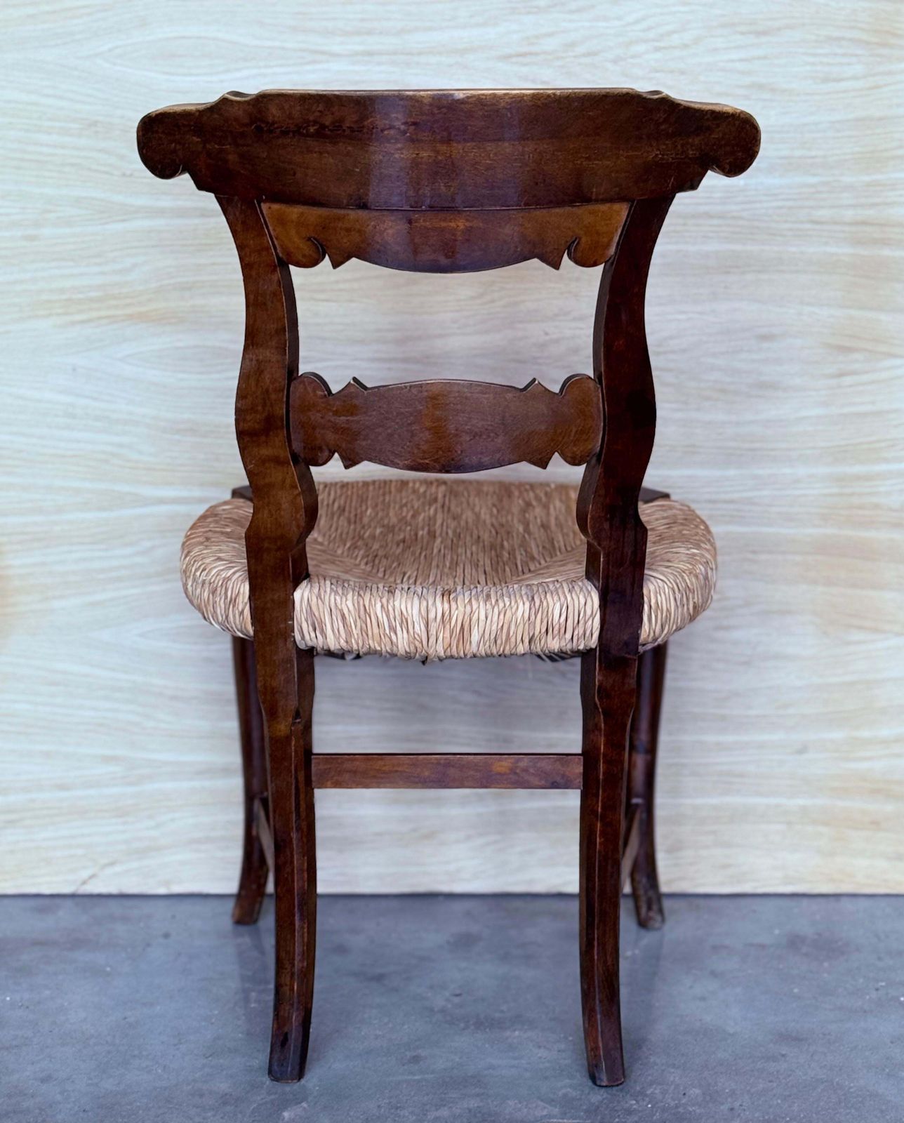 photo furniture Ensemble de six chaises de salle à manger d'époque, assises en cannage large, Espagne, XIXe siècle