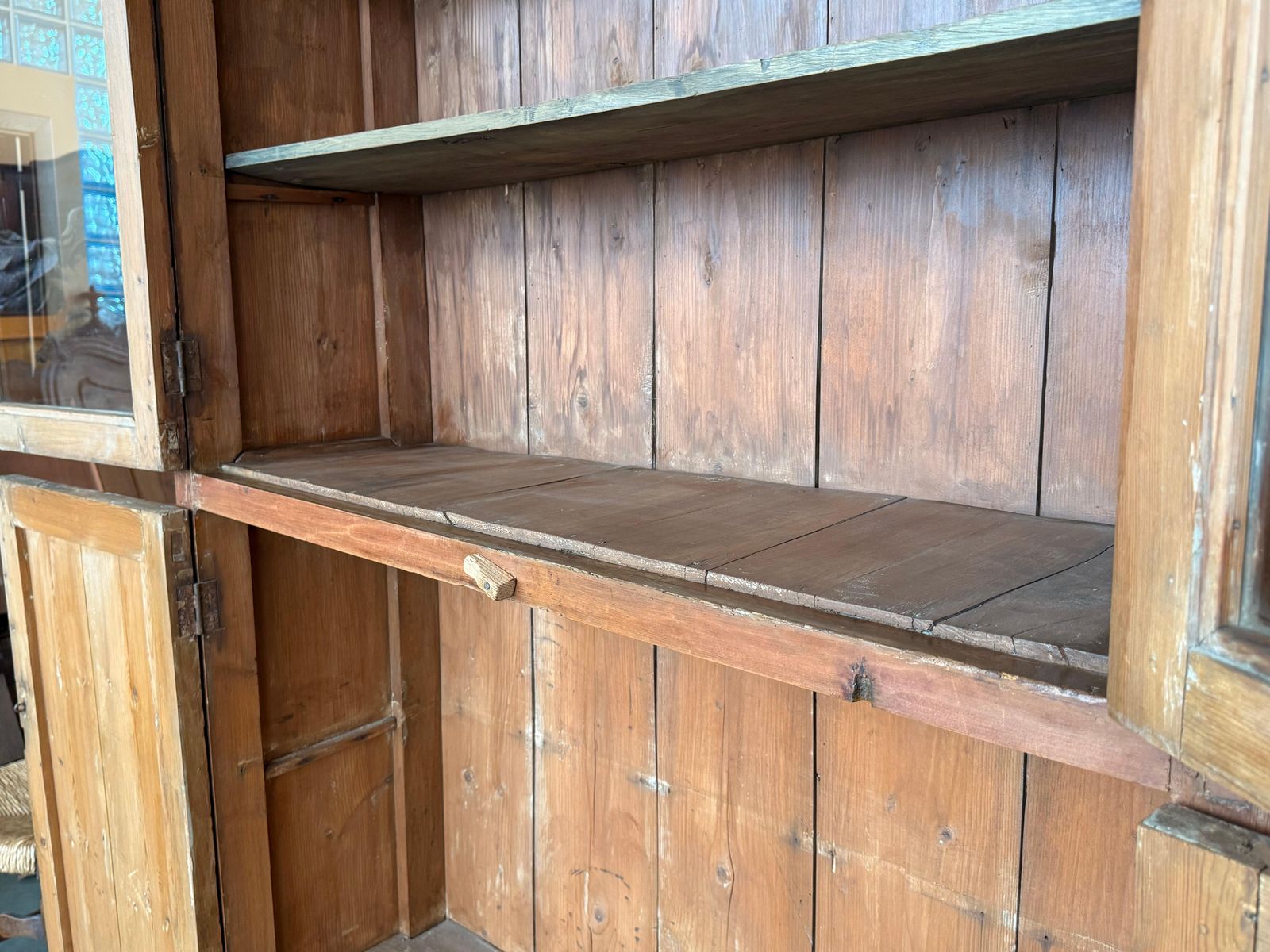 Armoire ou bibliothèque XIXe siècle, grande et étroite, avec vitrine en verre, en pin photo vintage