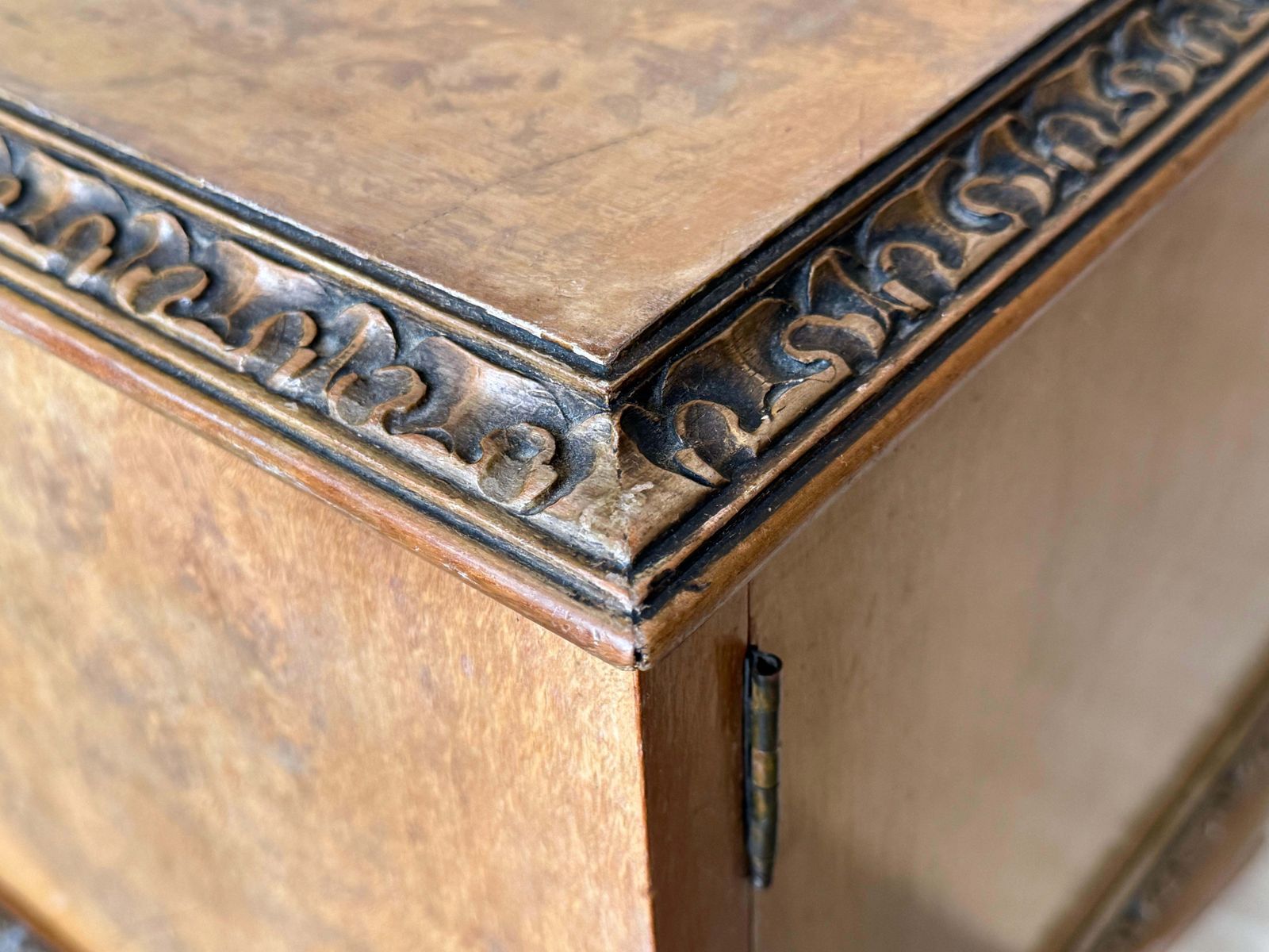 photo for sale Tables de chevet italiennes du début du XXe siècle en chêne clair à deux portes