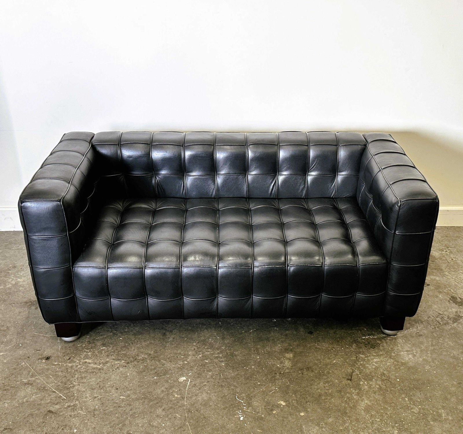 Josef Hoffmann Kubus Sofa In Zwart Leer Voor Wittmann, Oostenrijk. Ca. Jaren 1980.