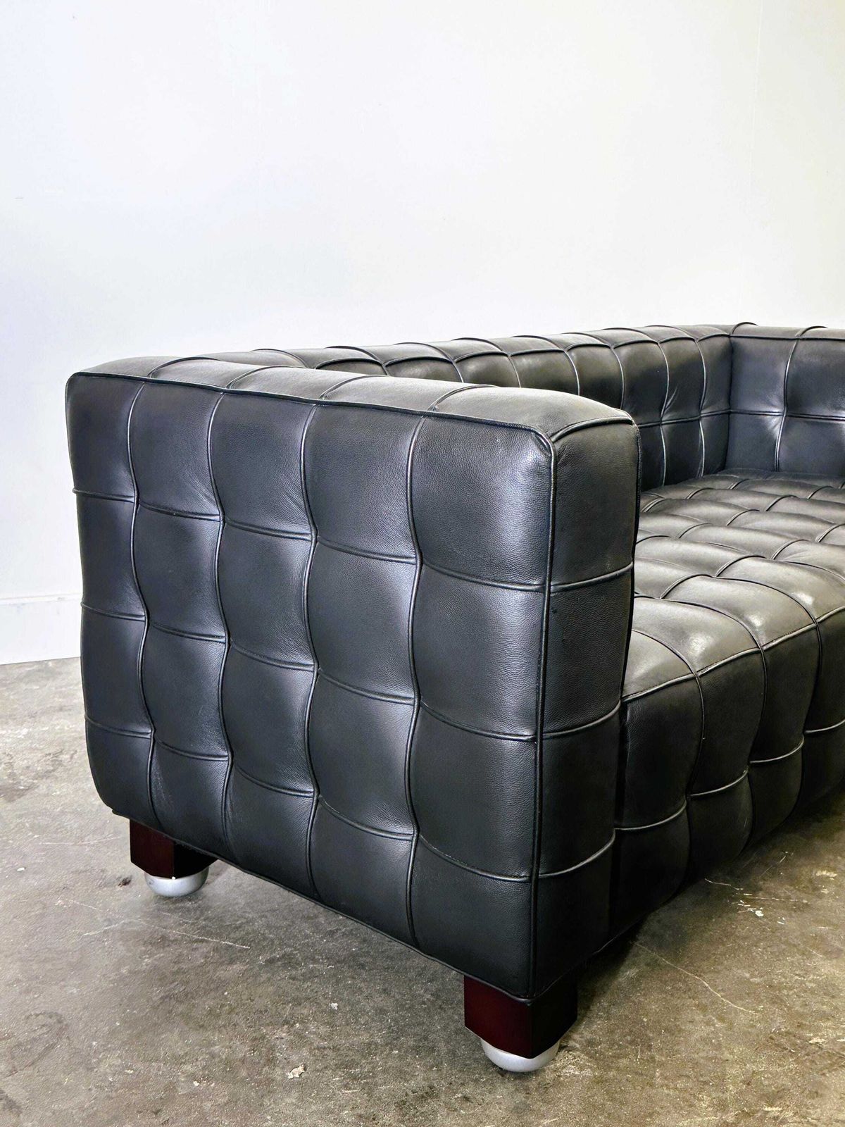 photo for sale Josef Hoffmann Kubus Sofa In Zwart Leer Voor Wittmann, Oostenrijk. Ca. Jaren 1980.