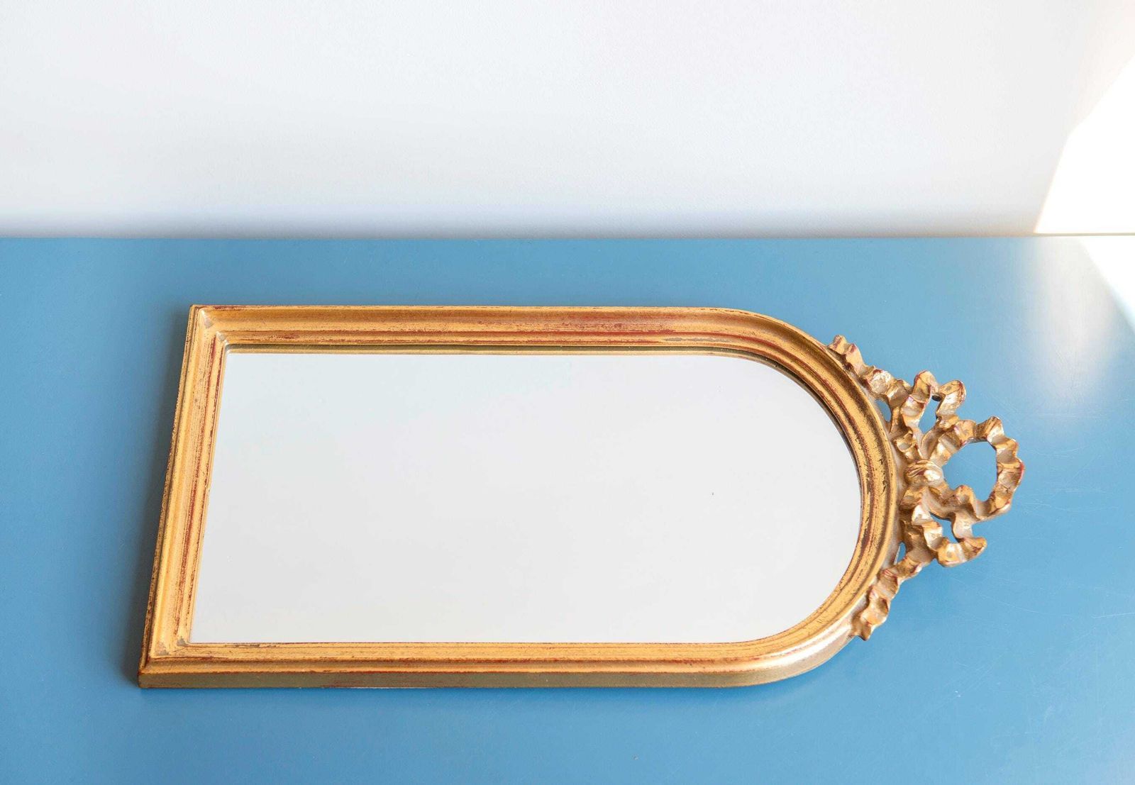 photo for sale Gouden Boogvormige Spiegel Met Strik, Belgische Houten Spiegel, Deknudt, Barok Wandspiegel, Decoratieve Lintspiegel, Gemaakt In België