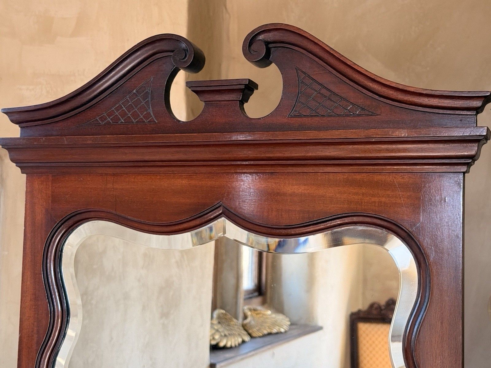 photo vinterior Fine  English Victorian Antique Mahogany Carved Dressing Table By Maple Co