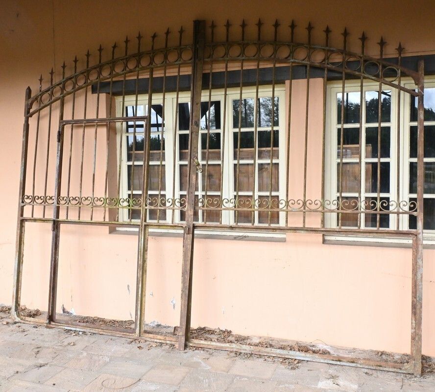 Important Iron Property Gate – Part 1 Of The 19th Century photo for sale