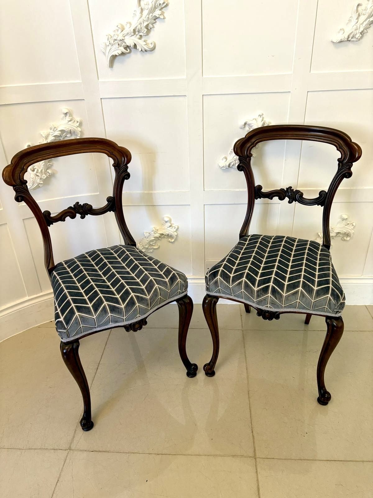 photo vinterior Pair Of Antique 19th Century Quality Carved Rosewood Side Chairs