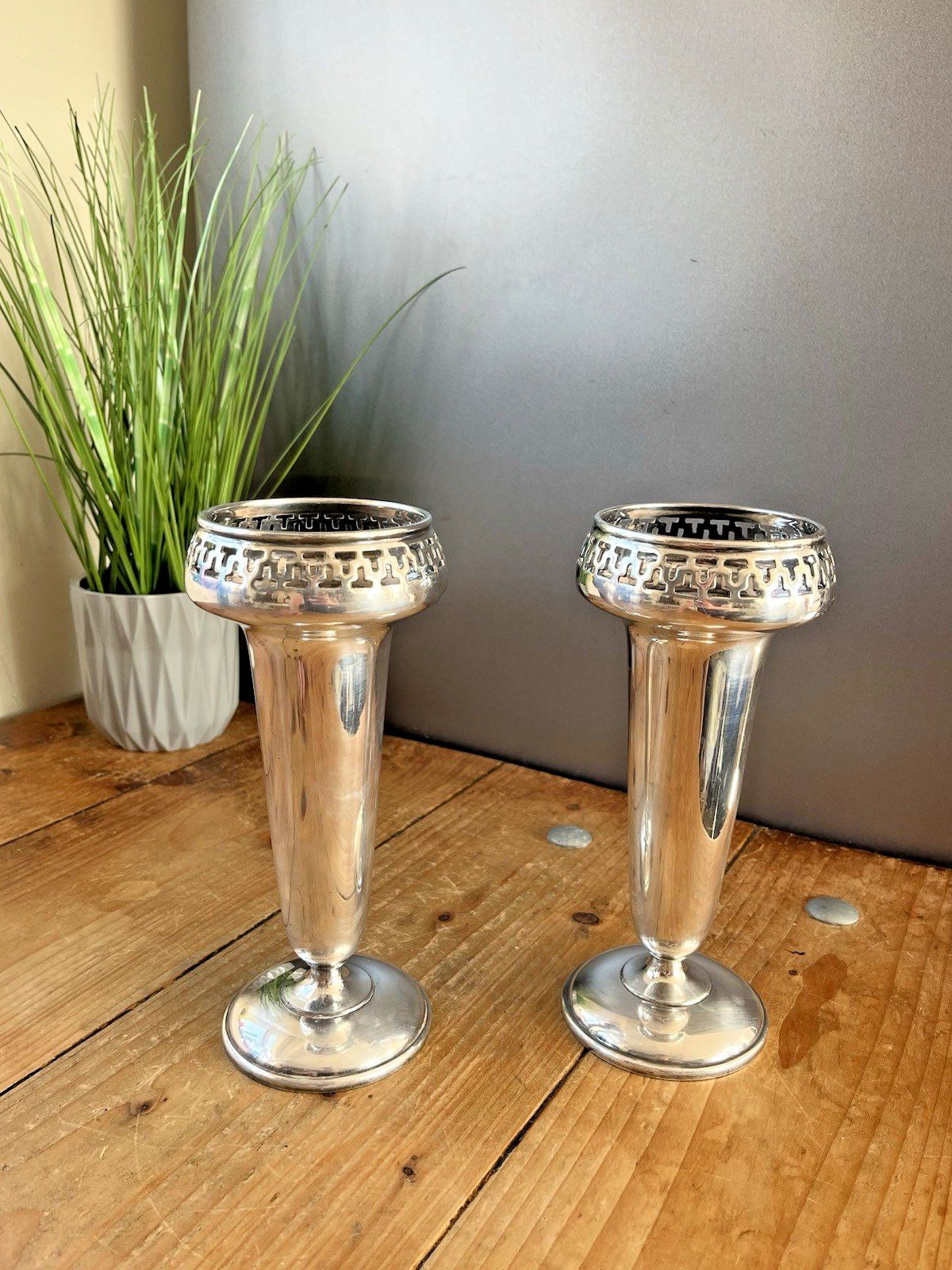 photo vinterior Pair Of Art Deco Walker & Hall Silver Plated Geometric Mantel Flower Vases Urns