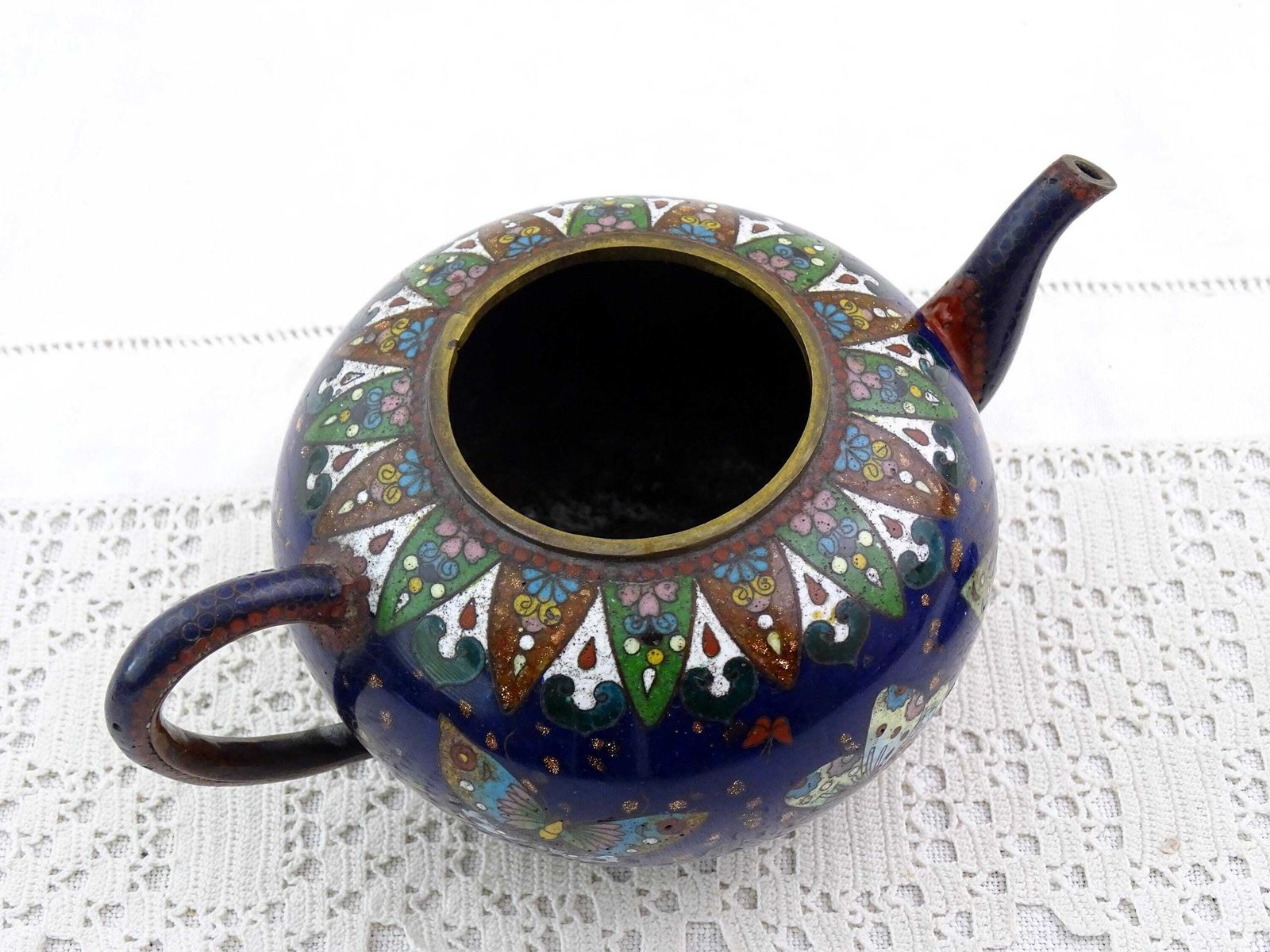 Antiek 19e Eeuws Japans Cloisonné Theepotje Uit Het Meiji Tijdperk, Blauw En Groen Met Vlinderpatroon, Vintage Emaille Vakmanschap Jaren 1800 photo vinterior