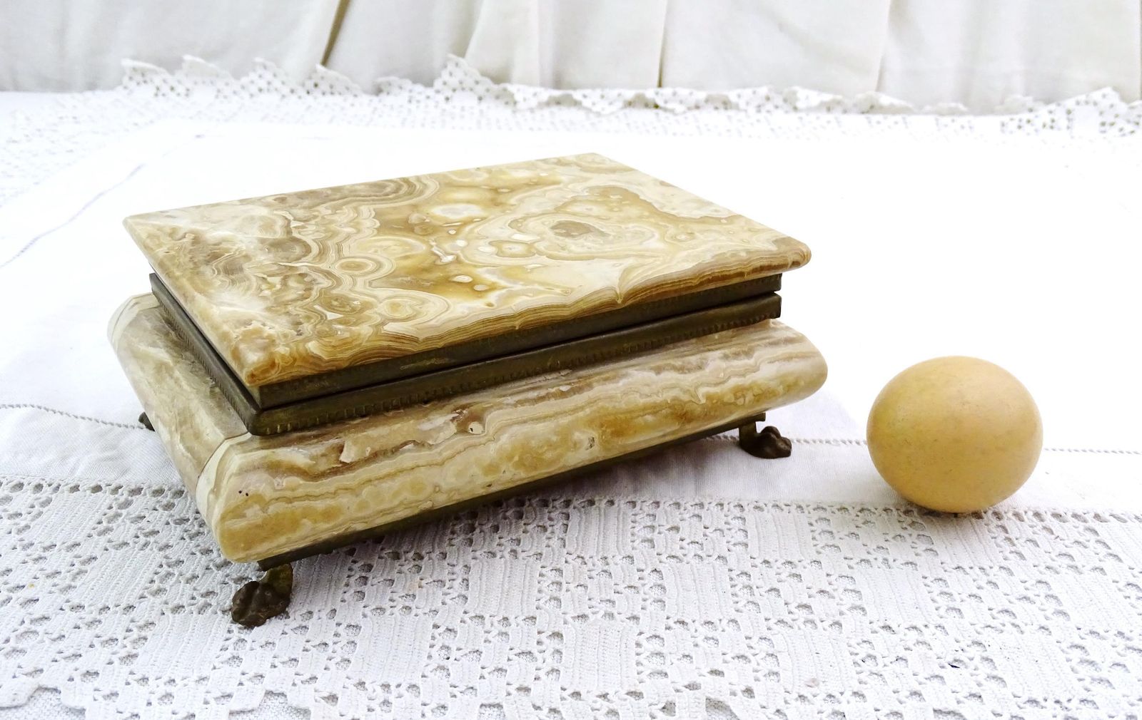photo furniture Vintage Gesneden Gepolijst Onyx Marmeren Sieradendoos Met Bronzen Leeuwenpootjes, Mid Century Steen In Warme Honigtinten, Ca. Jaren 1960