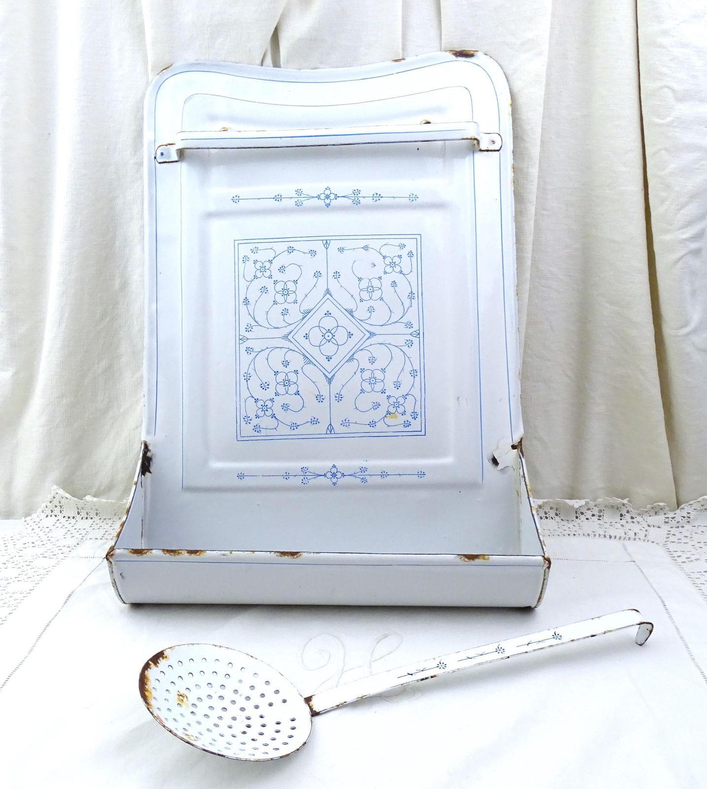 Antiek Frans Wit Geëmailleerd Druipbakje Met Blauw Patroon En Zeef, Wandmontage – Decoratief Keukenitem Uit Frankrijk photo furniture