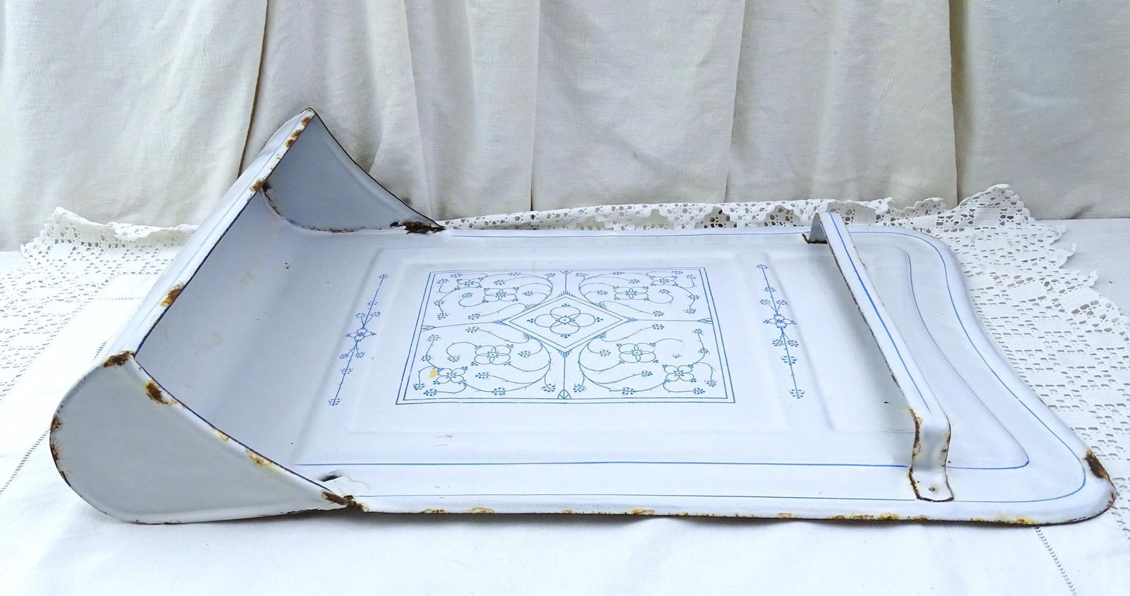 Antiek Frans Wit Geëmailleerd Druipbakje Met Blauw Patroon En Zeef, Wandmontage – Decoratief Keukenitem Uit Frankrijk photo vintage
