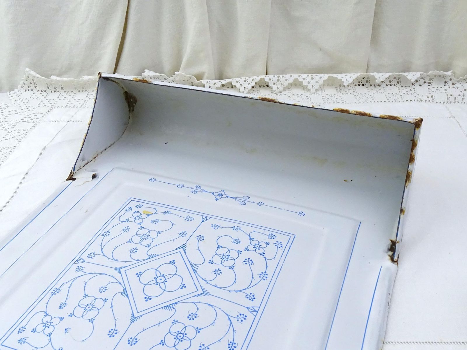 photo furniture Antiek Frans Wit Geëmailleerd Druipbakje Met Blauw Patroon En Zeef, Wandmontage – Decoratief Keukenitem Uit Frankrijk