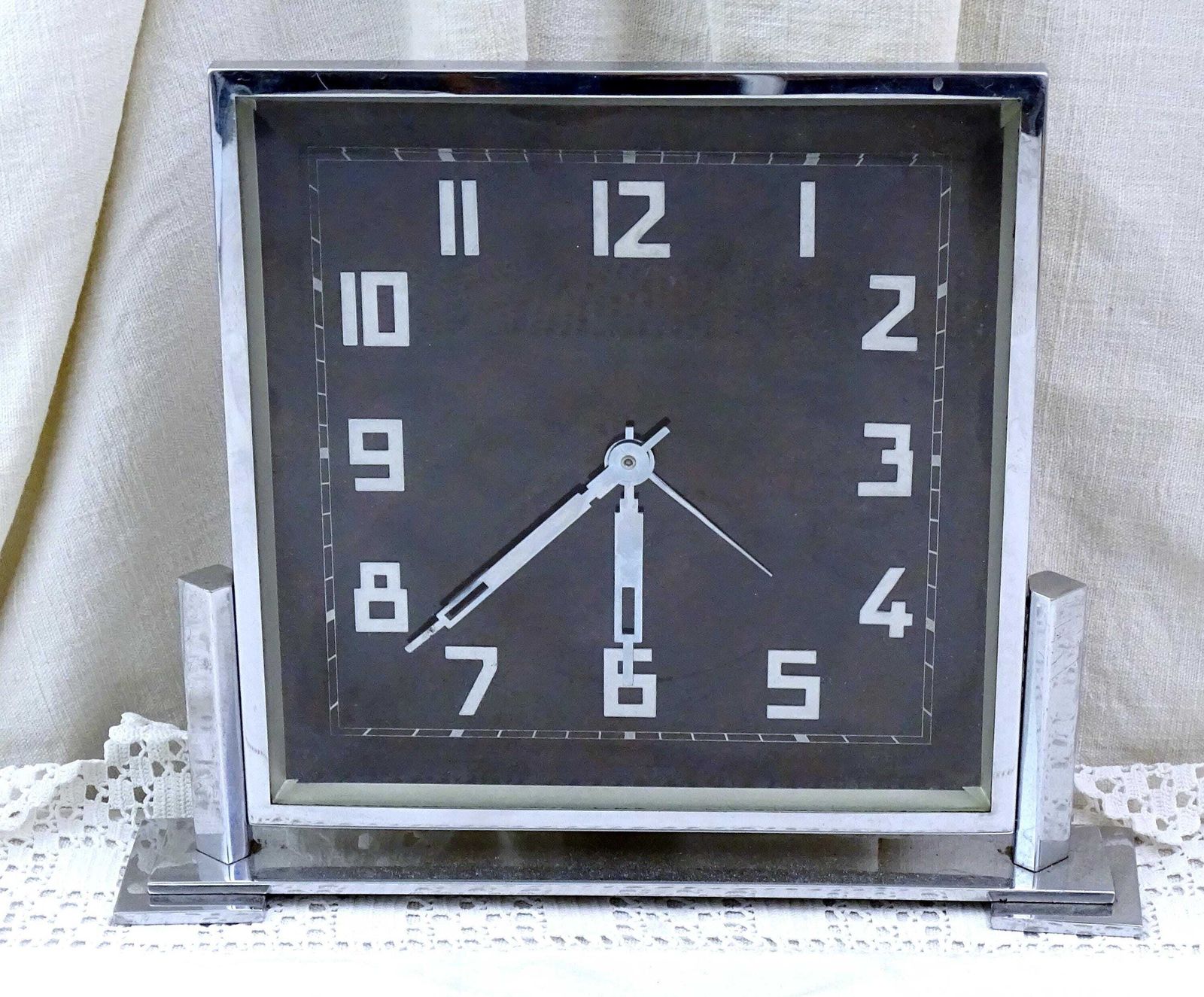 Grote Vierkante Franse Art Deco Schouwklok Van Chroom Met Bakelieten Wijzerplaat – Werkend Uurwerk, Wijzers Los – Retro Jaren 1930 photo for sale