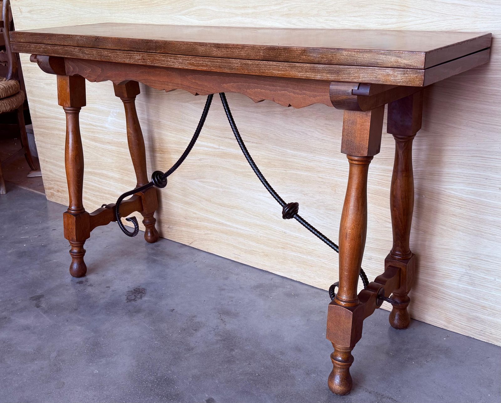 Table console espagnole du XXe siècle à abattant, avec entretoise en bois photo vinterior