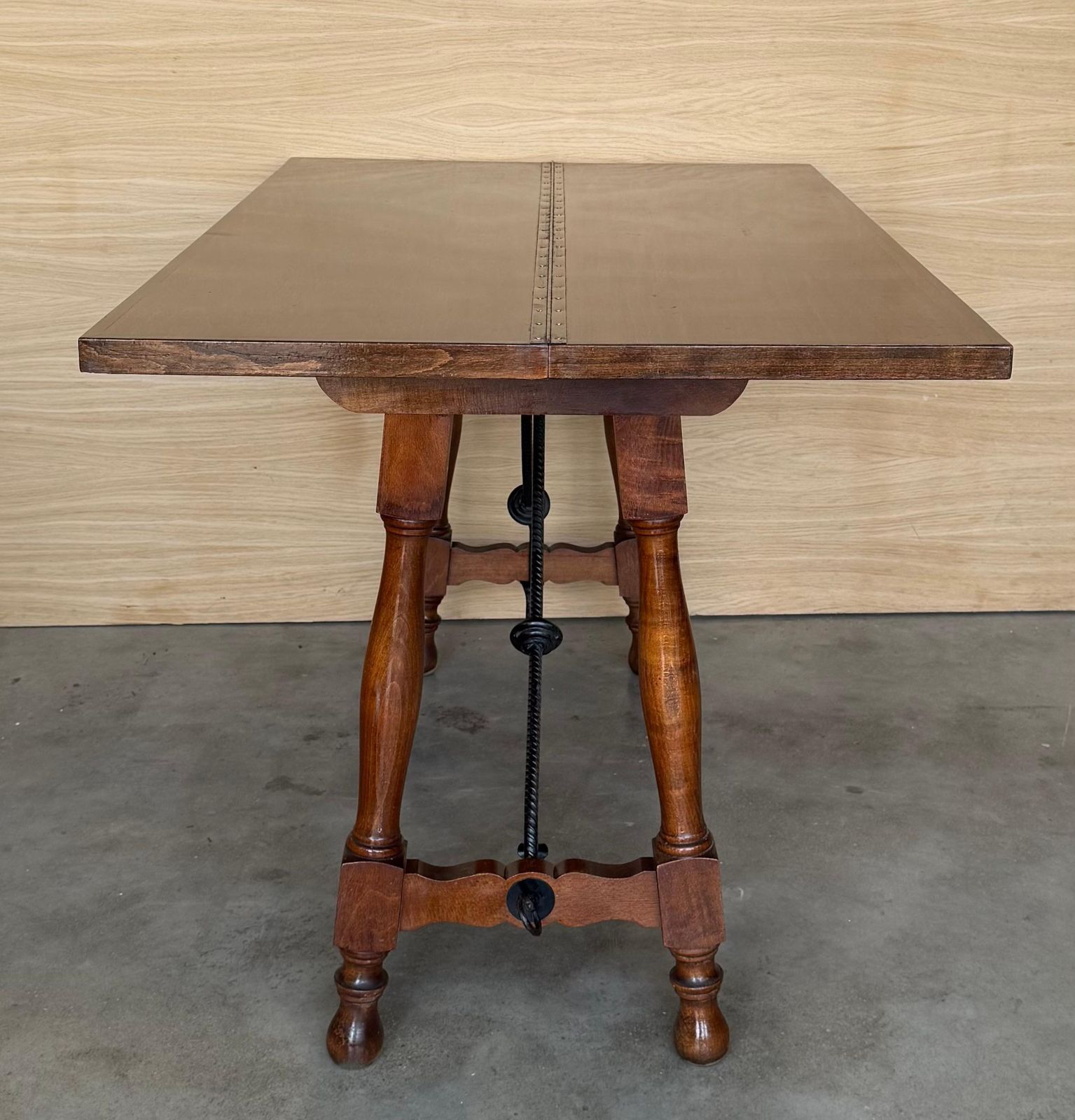 photo buy Table console espagnole du XXe siècle à abattant, avec entretoise en bois