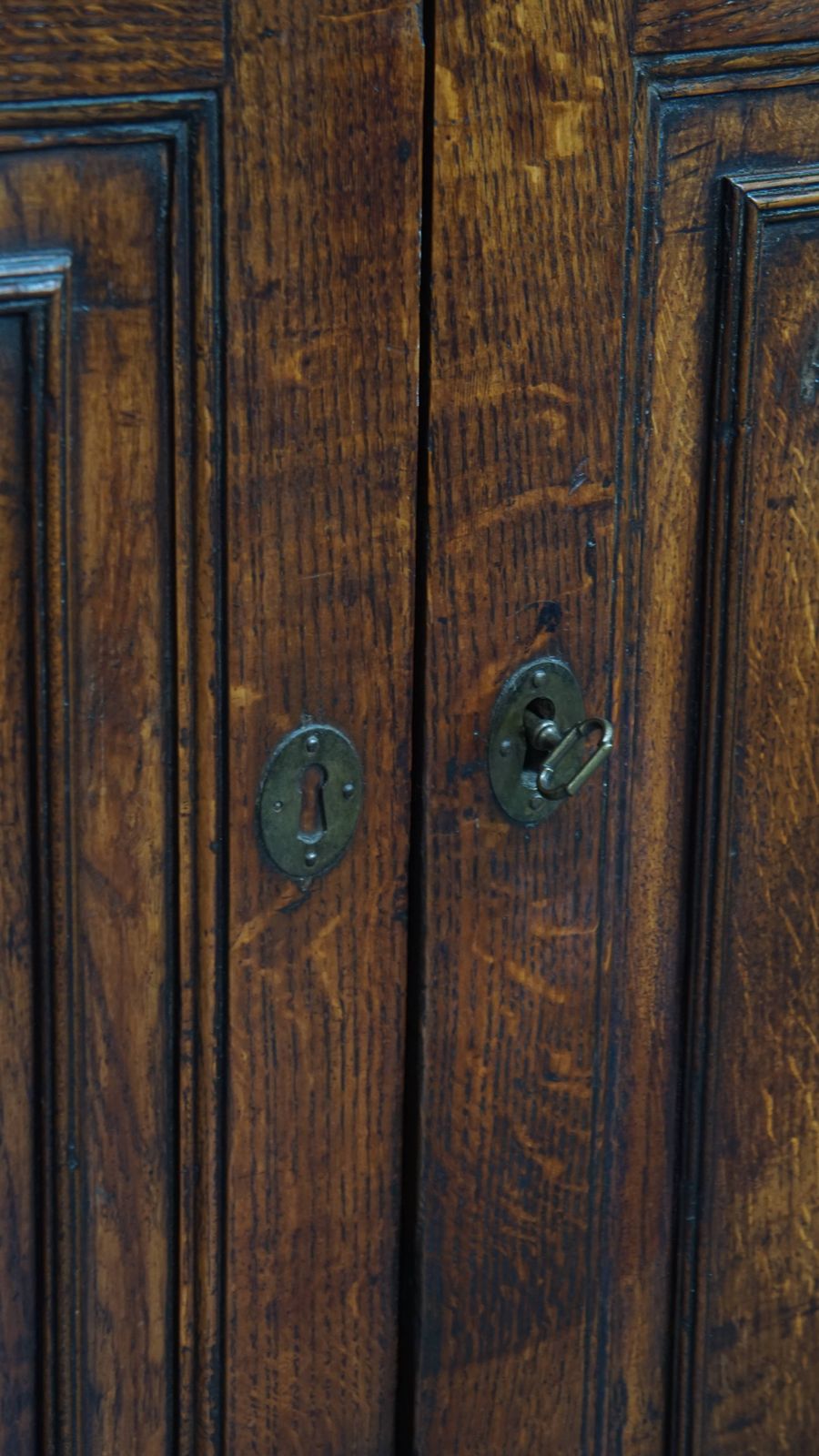 photo furniture Karaktervol Antiek Engels Tweedeurskabinet Uit De 18e Eeuw Met Intarsia Inlegwerk
