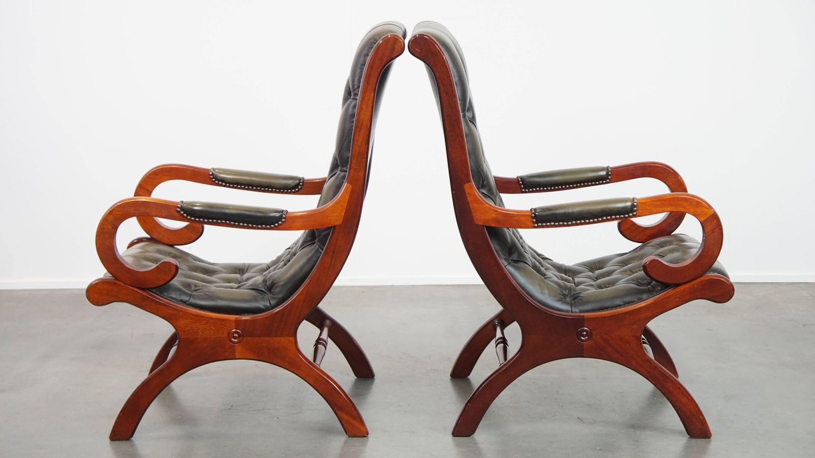 Set Van 2 Klassieke Groene Chesterfield Fauteuils Van Koeienhuid Met Houten Details photo Meubels