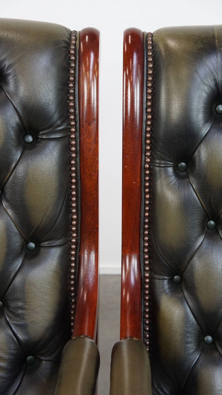 Meubels Set Van 2 Klassieke Groene Chesterfield Fauteuils Van Koeienhuid Met Houten Details photo