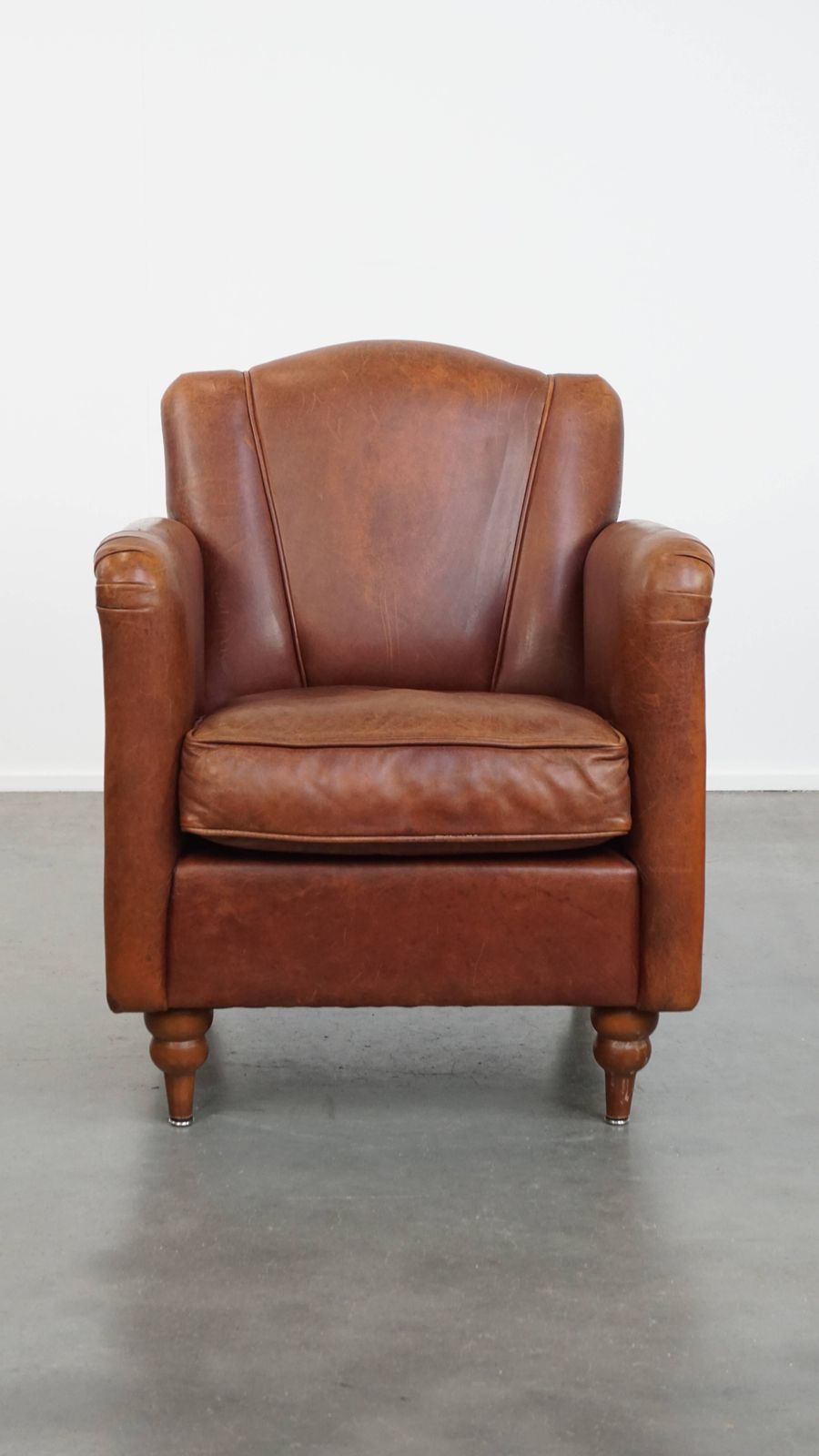 Stijlvolle Art Deco Fauteuil In Schapenleer Met Tijdloos Karakter photo furniture