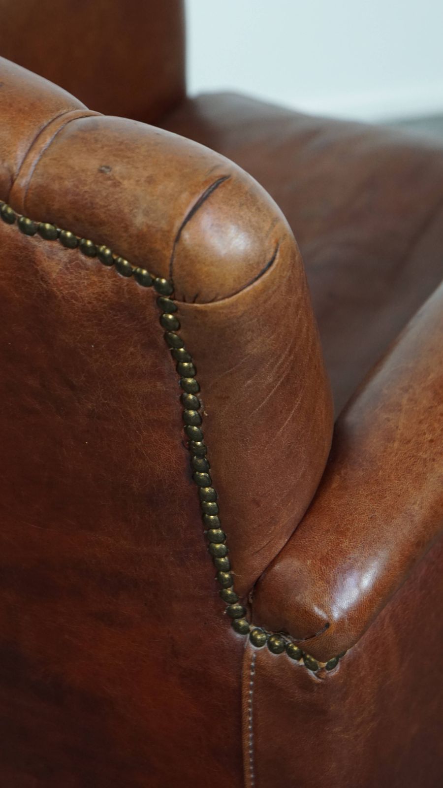 photo vintage Stijlvolle Art Deco Fauteuil In Schapenleer Met Tijdloos Karakter