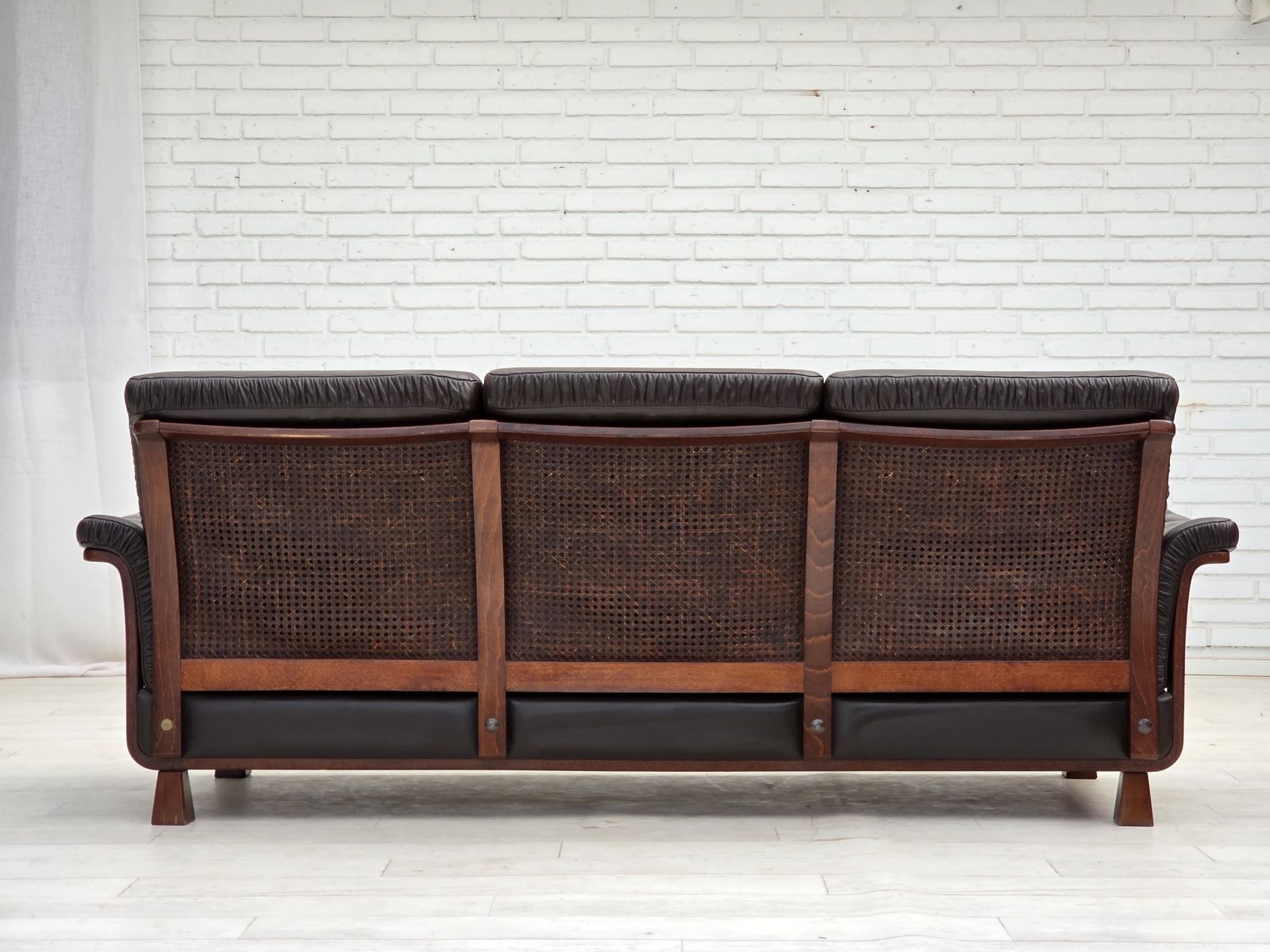 photo vinterior 1970s, Scandinavian 3 Seater Sofa, Furniture Leather, Teak Wood Legs, Bent Wood.