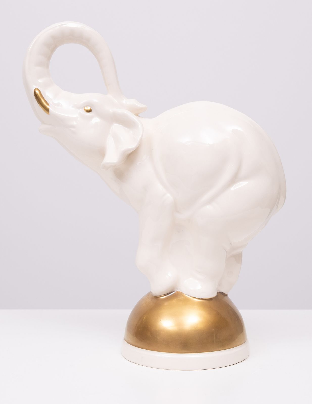 Goebel Groot Keramisch Olifant Balancerend Op Gouden Bal Jaren 1970 Duitsland