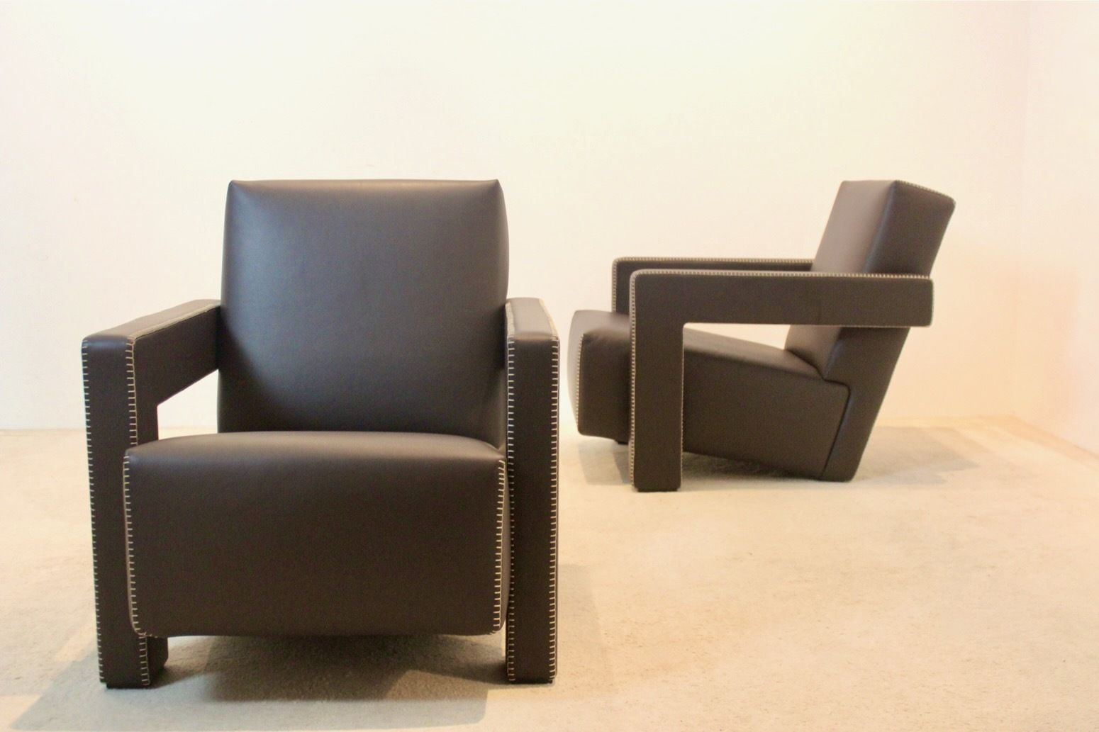 photo vintage Gerrit Rietveld For Cassina – Pair Of Iconic ‘Utrecht’ Chairs In Leather