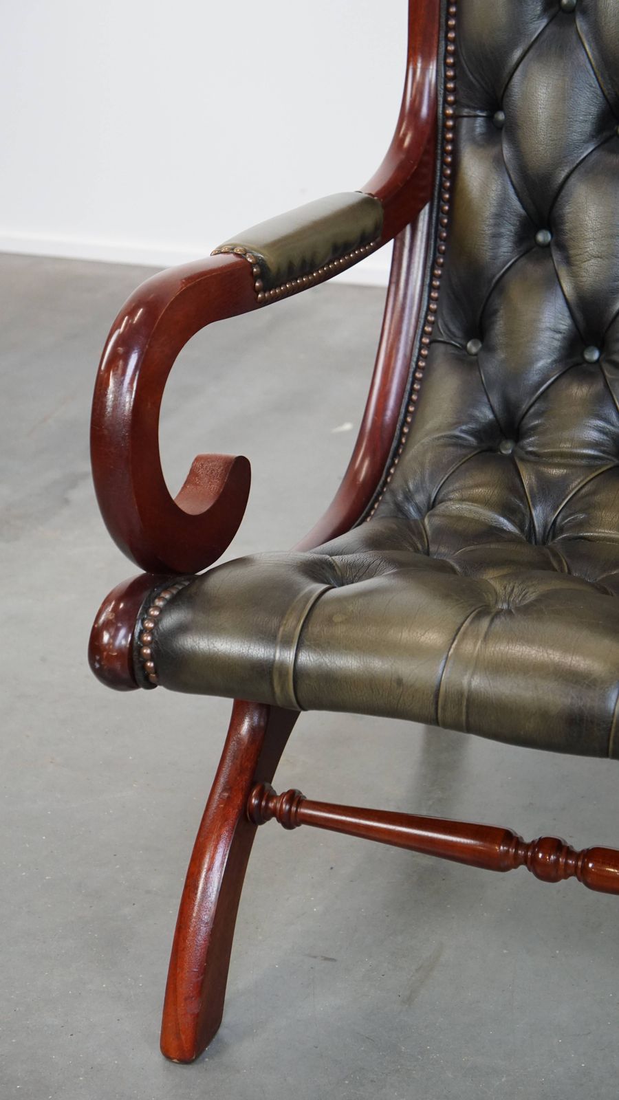 photo furniture Elegant Green Cowhide English Chesterfield Armchair With An Elegant Wood Finish