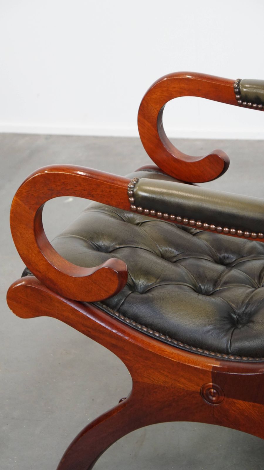 777.8094 Elegant Green Cowhide English Chesterfield Armchair With An Elegant Wood Finish photo
