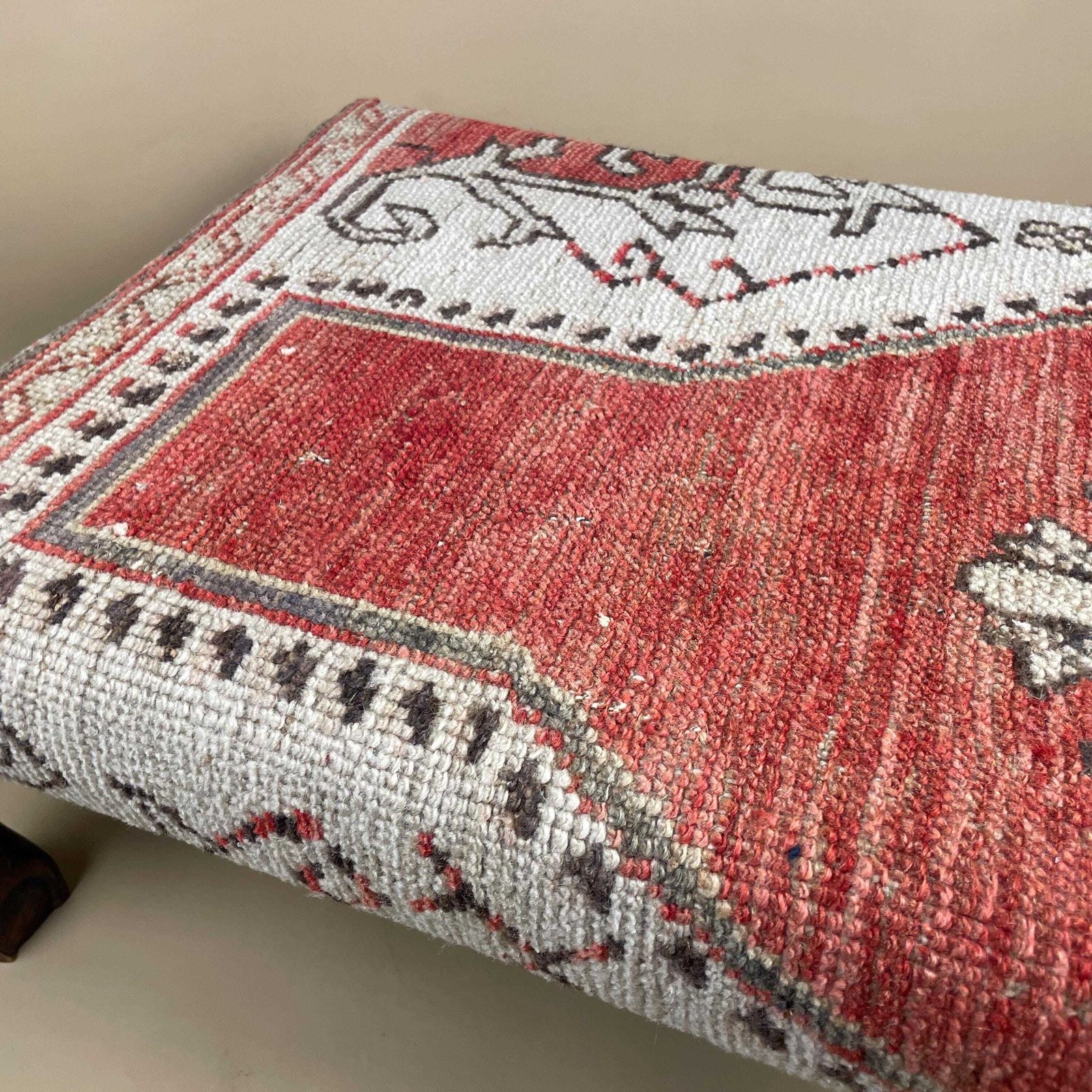 photo furniture Antique Wooden Stool Upholstered Carpet Kilim Wood Cottage Furniture Rectangle Brown Hallway Farmhouse Seat 22x50x43cm Footstool Bench Red