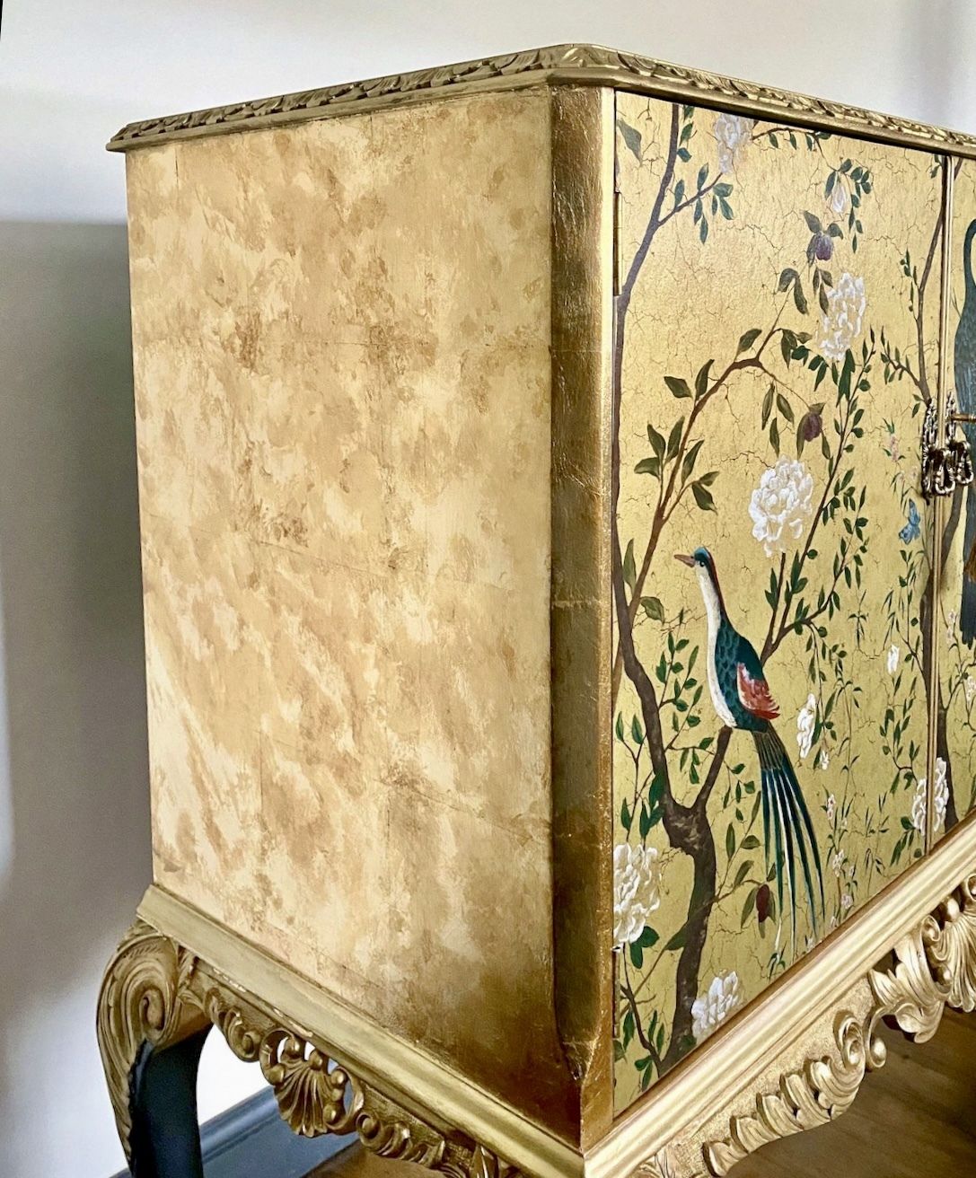 Luxury Edition Gold Chinoiserie Drinks Cabinet / Cocktail Cabinet/ Queen Anne Cabinet photo for sale