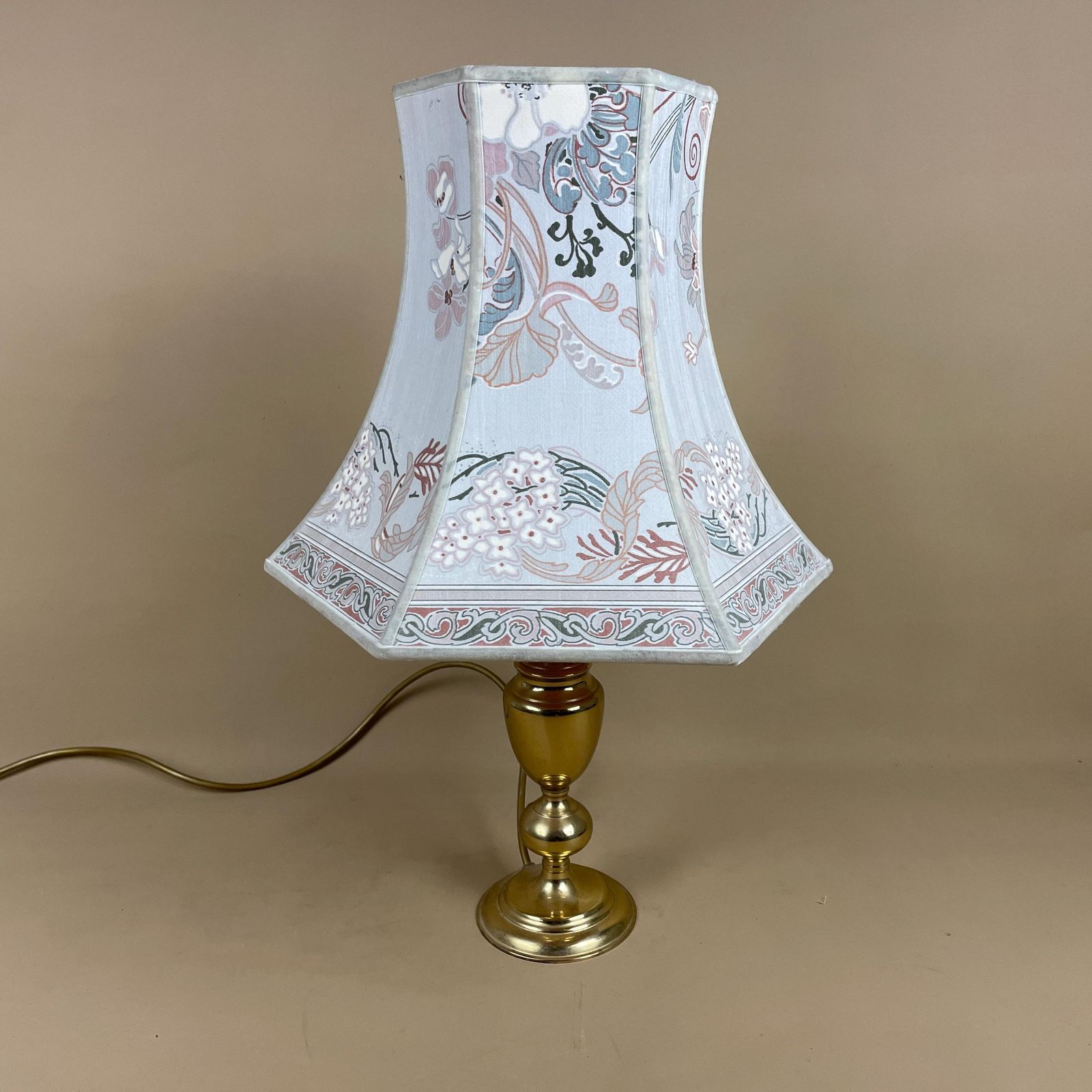 Antique Gold Brass Lamp Light Bedside Table Oriental Floral Bell Shade Green Pink Beige Lampshade Lampshade Ornate Vintage Medium Metal Old photo furniture