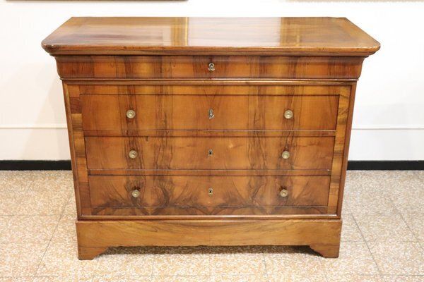 photo furniture Antique Chest Of Drawers In Walnut
