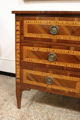 photo furniture Antique Chest Of Drawers In Inlaid Walnut, 1700s
