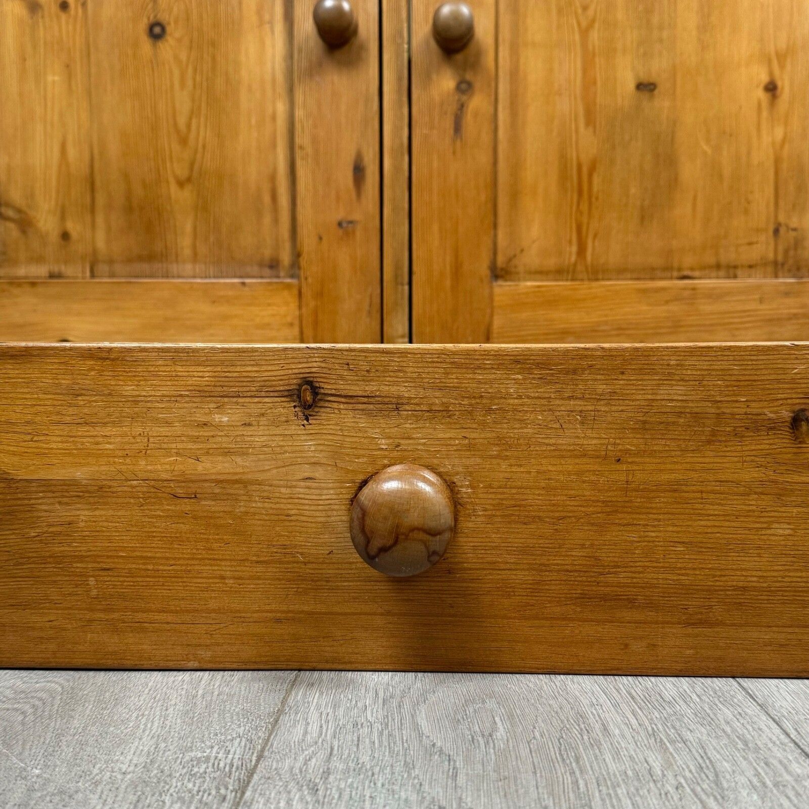 photo vinterior Vintage 20th Century Good Quality Pine Dresser