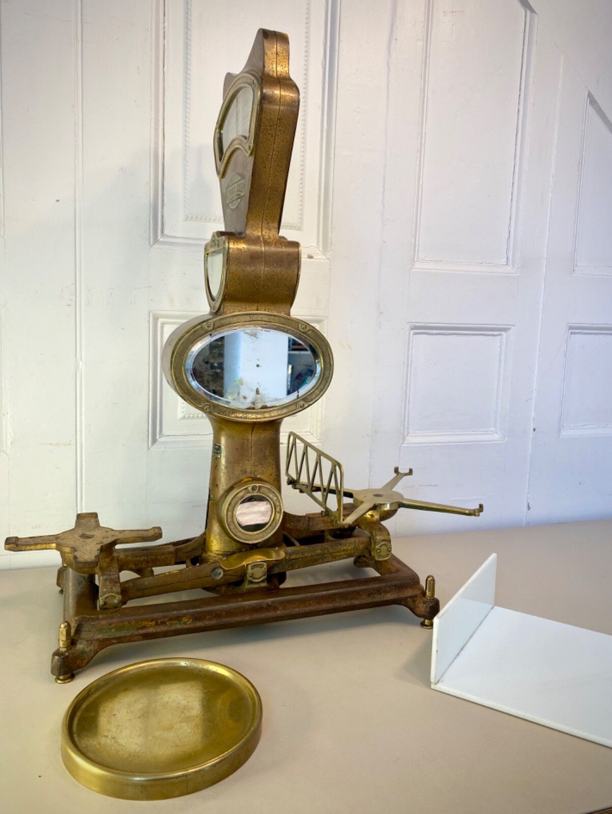 photo vintage Antique Large Brass Grocers Shop Counter Scales By 'The Automatic Scale Company'