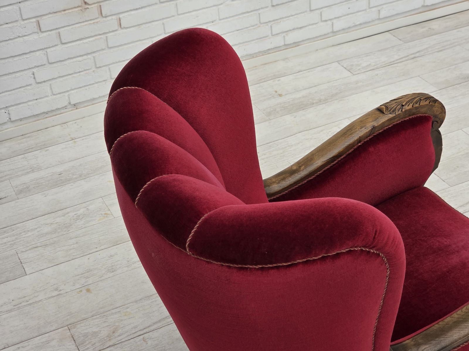 photo for sale Ca. Jaren 1960, Deense Relaxfauteuil, Kersrood Meubelvelours, Eikenhout.