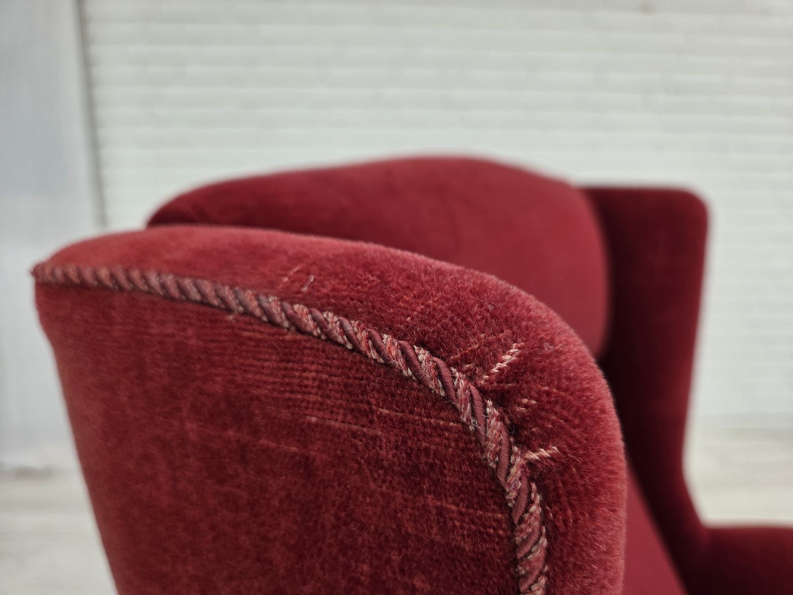 Jaren 1970, Deense fauteuil met hoge rug, kersrood meubelvelours, essen houten poten. photo 770.0