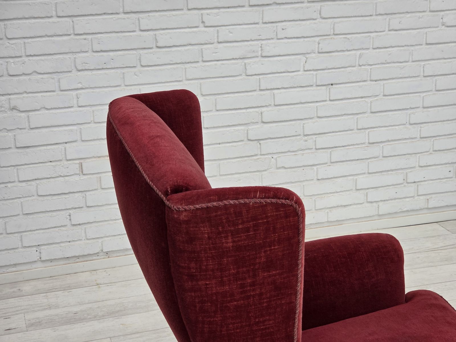 Jaren 1970, Deense Fauteuil Met Hoge Rug, Kersrood Meubelvelours, Essen Houten Poten. photo buy
