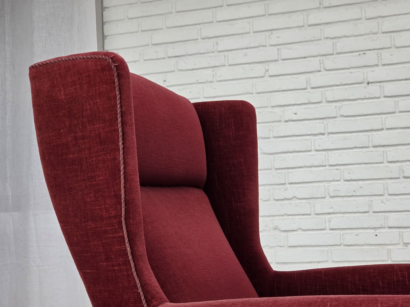 photo furniture Jaren 1970, Deense Fauteuil Met Hoge Rug, Kersrood Meubelvelours, Essen Houten Poten.